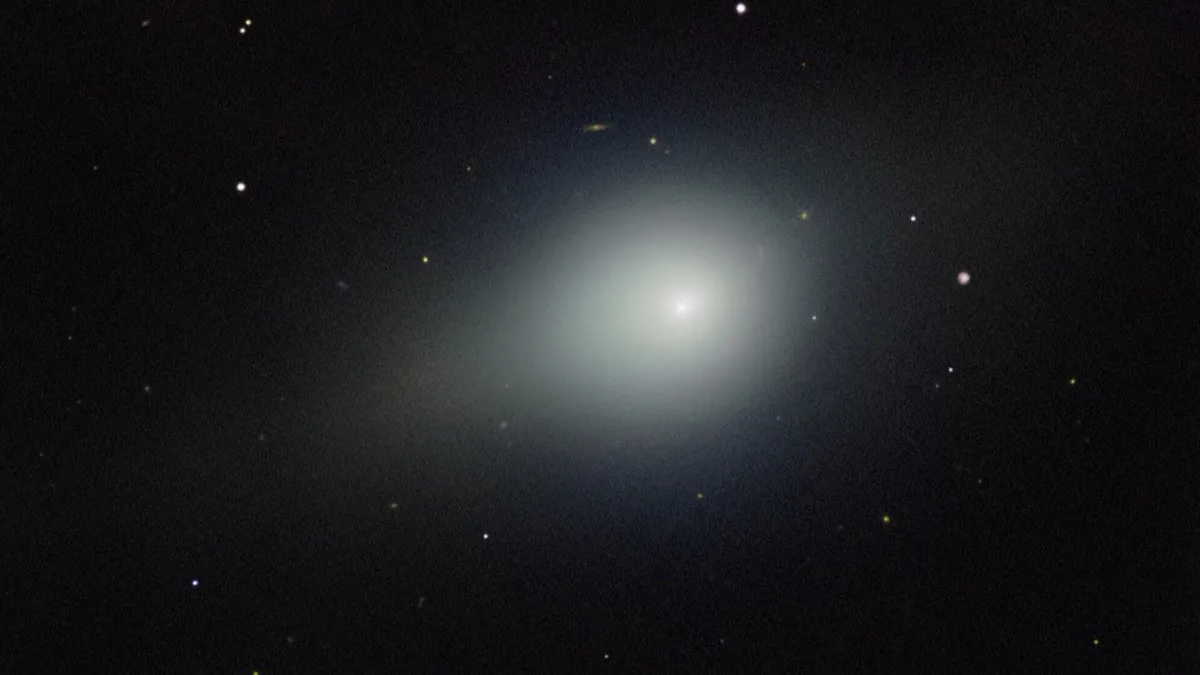 Imagen del observatorio Gemini del objeto interestelar 3I/ATLAS con su coma difusa sobre un fondo de estrellas