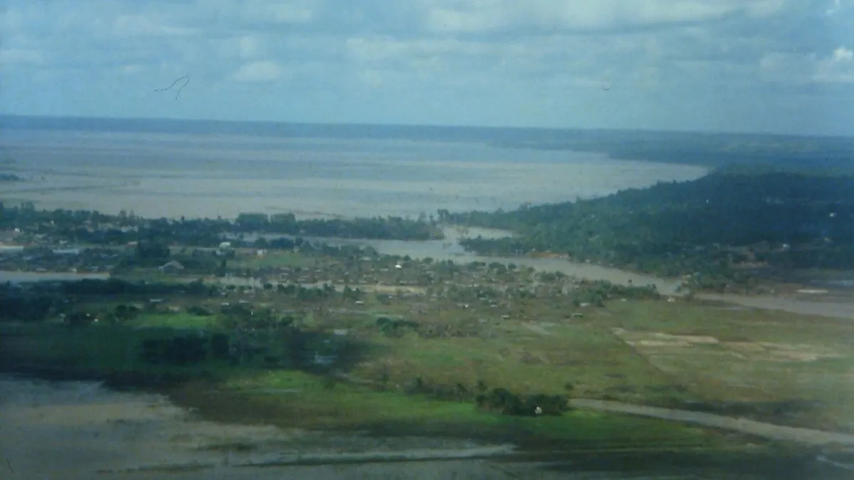 Personas y viviendas rodeadas de agua durante las inundaciones de 2000 en Mozambique