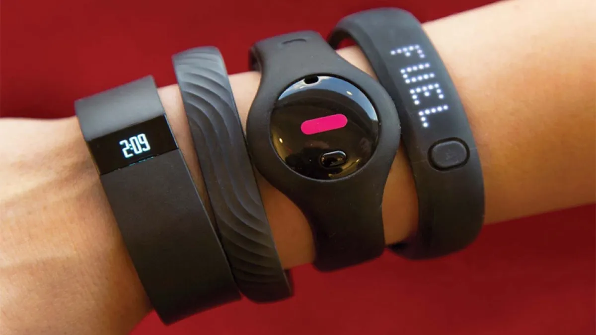 Pulseras deportivas inteligentes de varias marcas dispuestas sobre una mesa