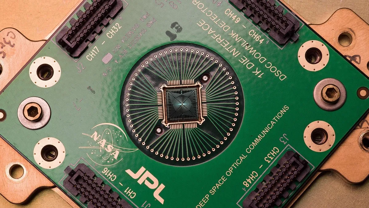 Detector de fotones individuales de nanohilo superconductor con su montaje de laboratorio