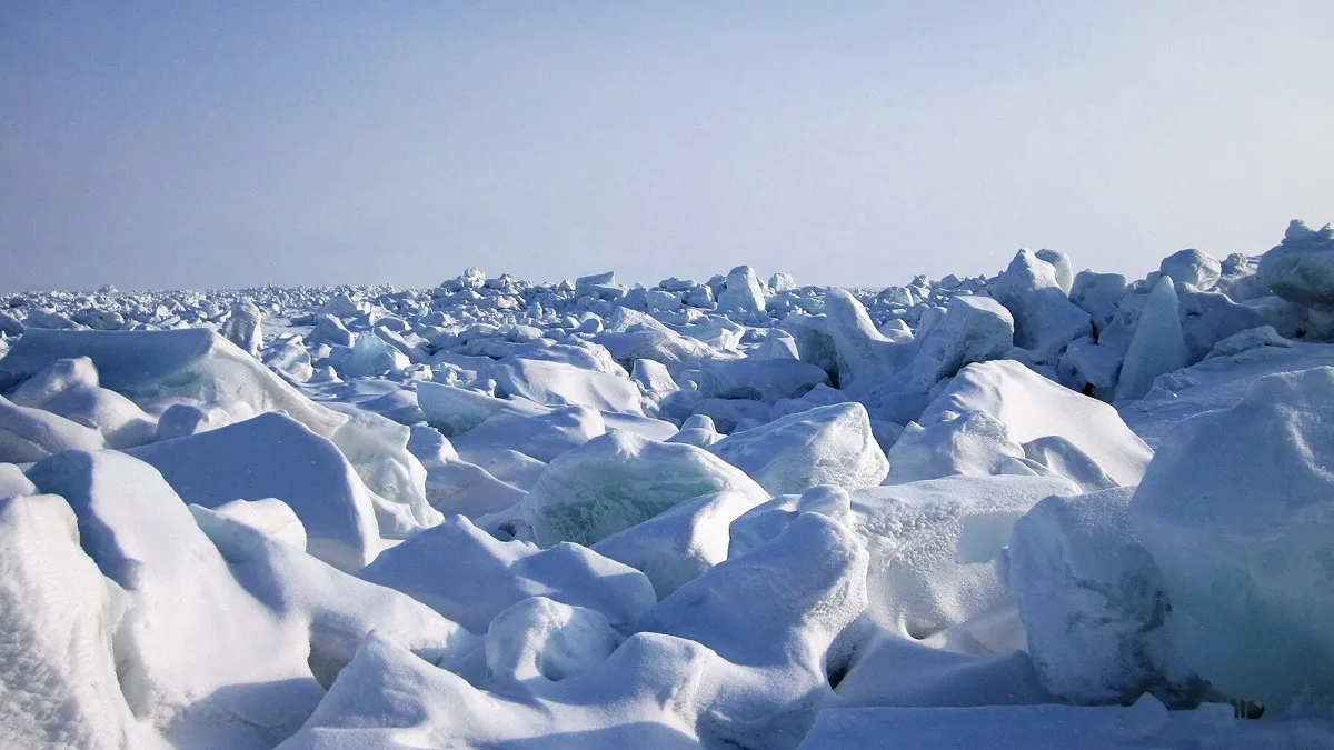 Hielo marino roto y apilado en crestas sobre el mar de Láptev, bajo un cielo gris