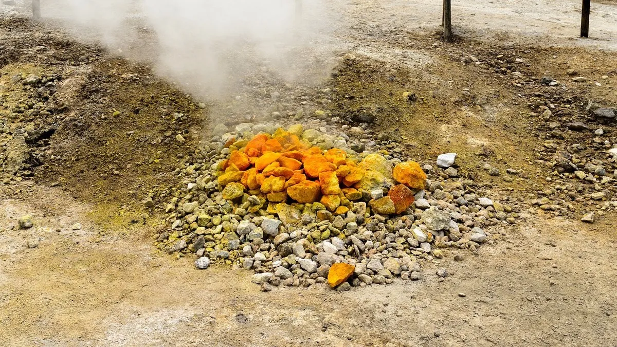 Fumarolas de vapor blanco que salen del suelo claro y agrietado del cráter de la Solfatara, en Pozzuoli