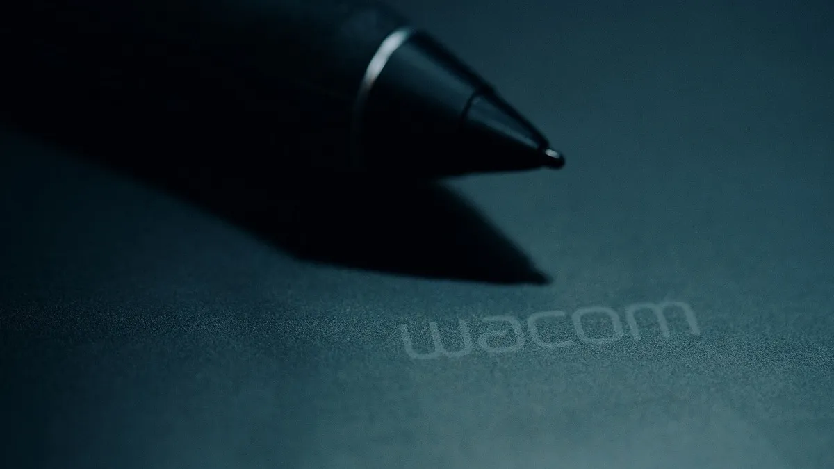 Tableta gráfica Wacom Intuos Pro con su lápiz y puntas de repuesto