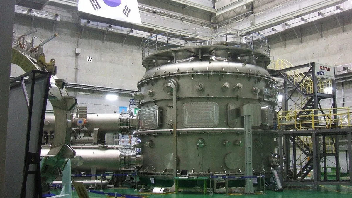 Cámara de vacío del tokamak KSTAR con su estructura metálica y cables