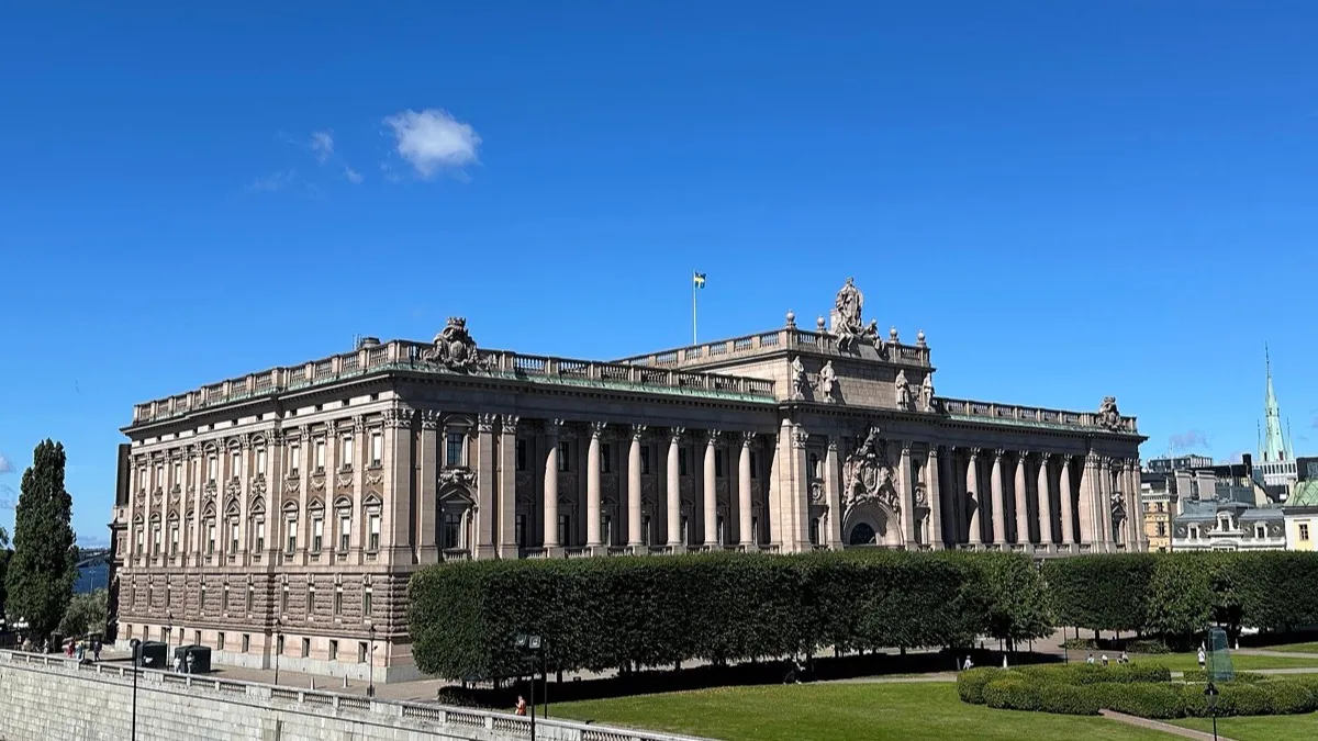 Fachada del Parlamento sueco, el Riksdag, en Estocolmo, junto al agua
