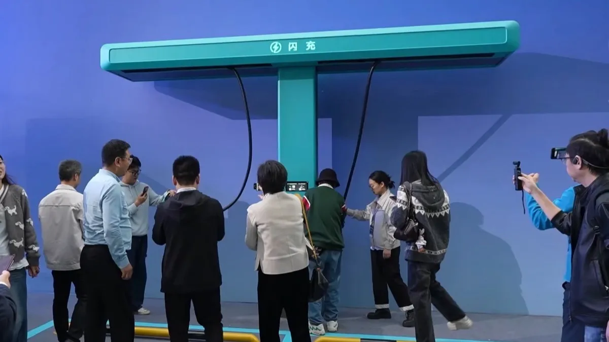 Demostración de una estación de carga de 1.500 kW de BYD junto a un auto eléctrico