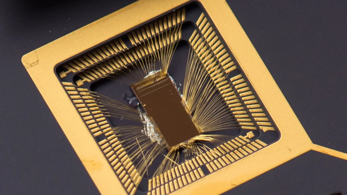 Primer plano de un chip prototipo con arquitectura RISC-V