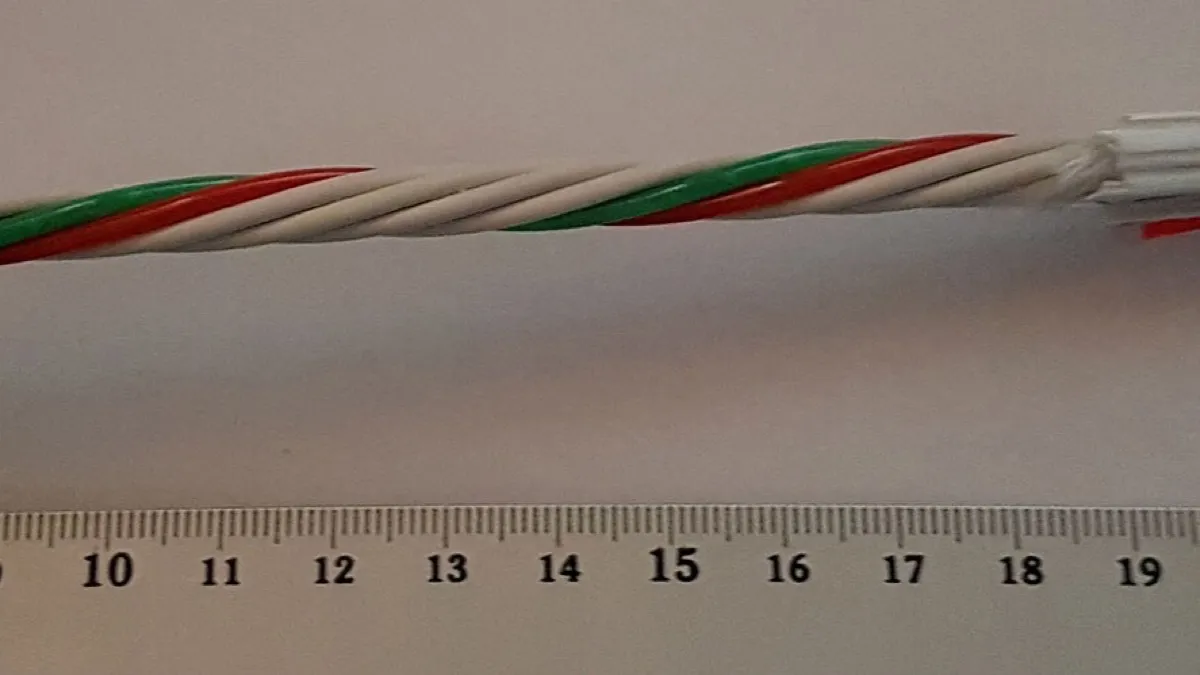 Cable de fibra óptica abierto que muestra los hilos delgados dentro de su cubierta protectora