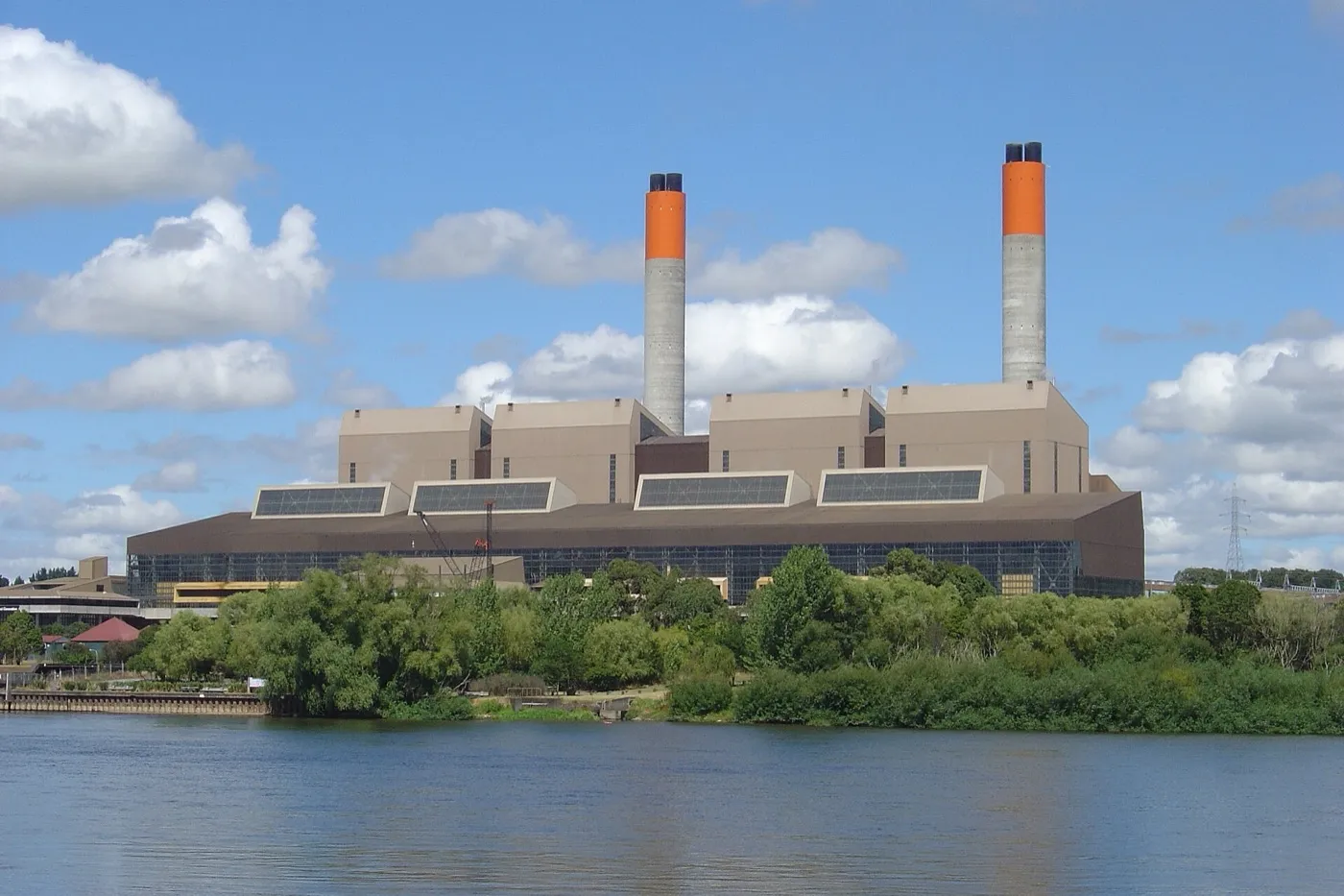 Vista de la central eléctrica de Huntly, en Nueva Zelanda, con sus chimeneas