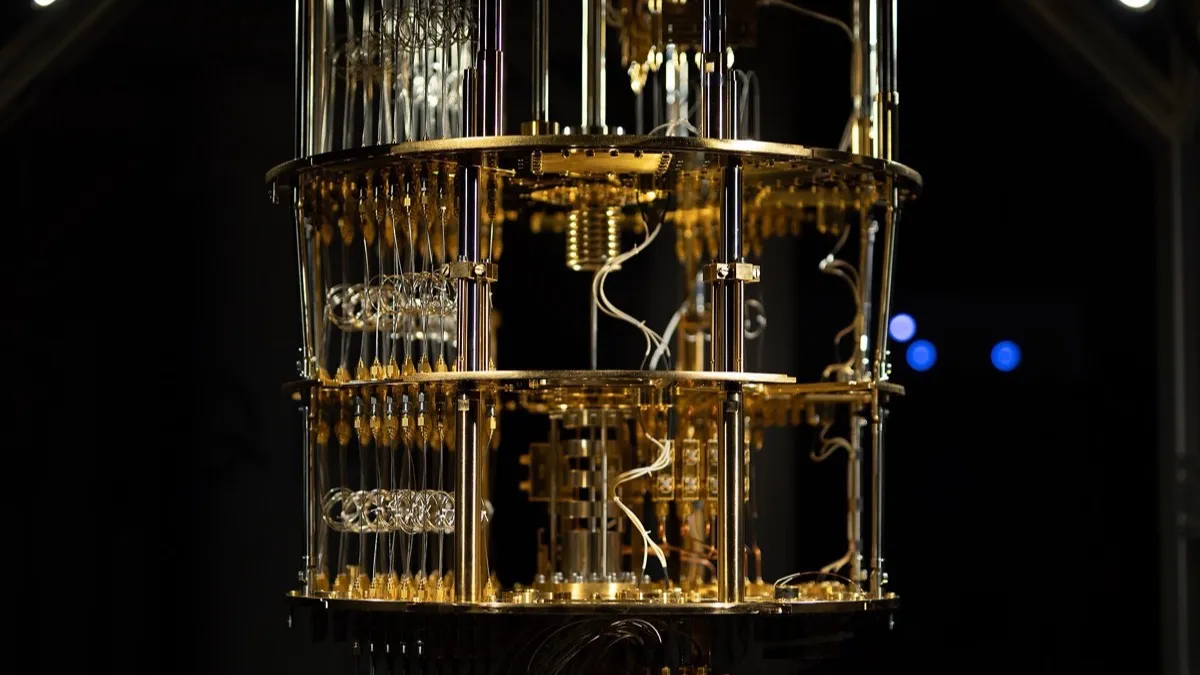 Computador cuántico de IQM en su sala de Espoo, Finlandia, con el criostato dorado
