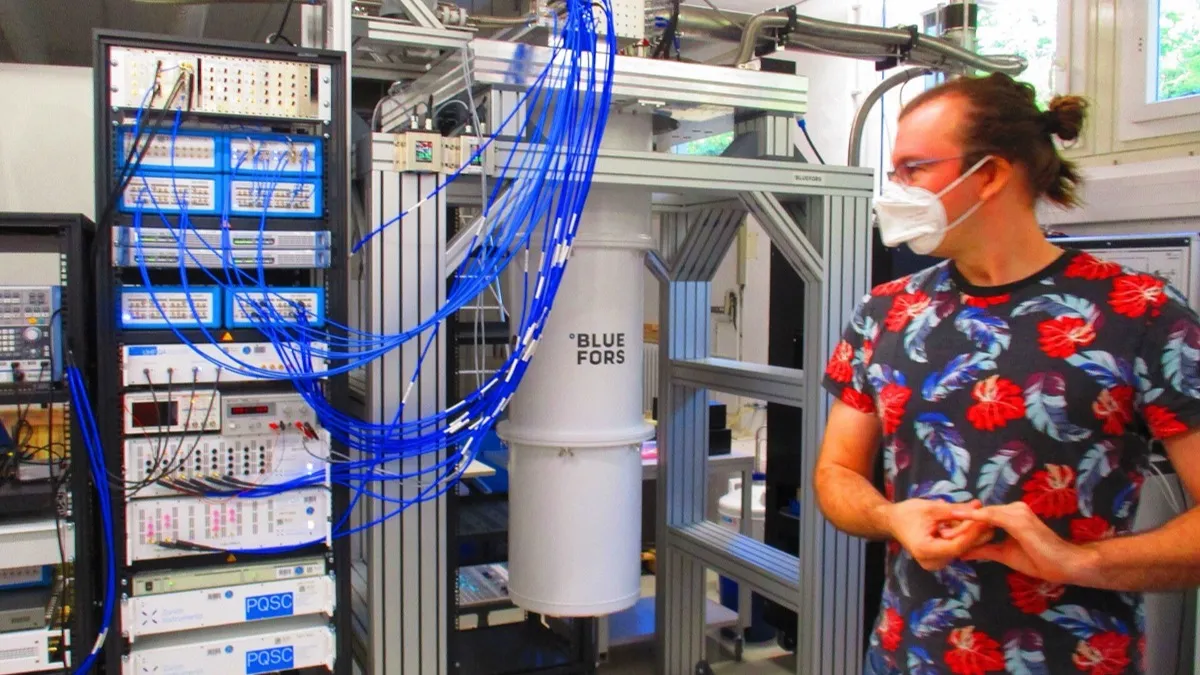 Experimental quantum computer setup at Forschungszentrum Jülich, with a cryostat and blue cabling