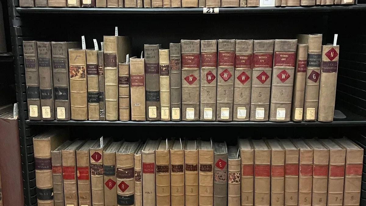 Estante con libros jurídicos antiguos en la biblioteca de una corte suprema