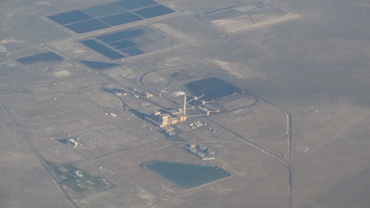 Central eléctrica Intermountain, cerca de Delta, Utah, con sus chimeneas y edificios industriales