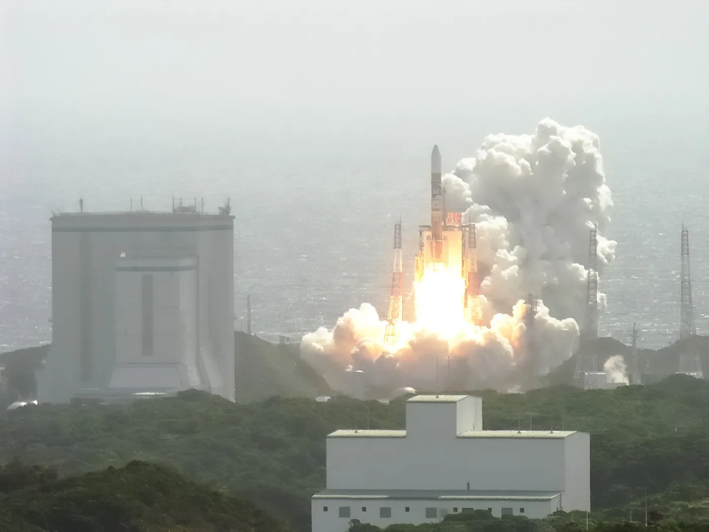 Cohete H-IIA despegando desde el Centro Espacial de Tanegashima, en Japón