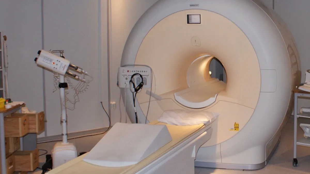 Equipo de resonancia magnética Philips con su camilla en una sala de hospital