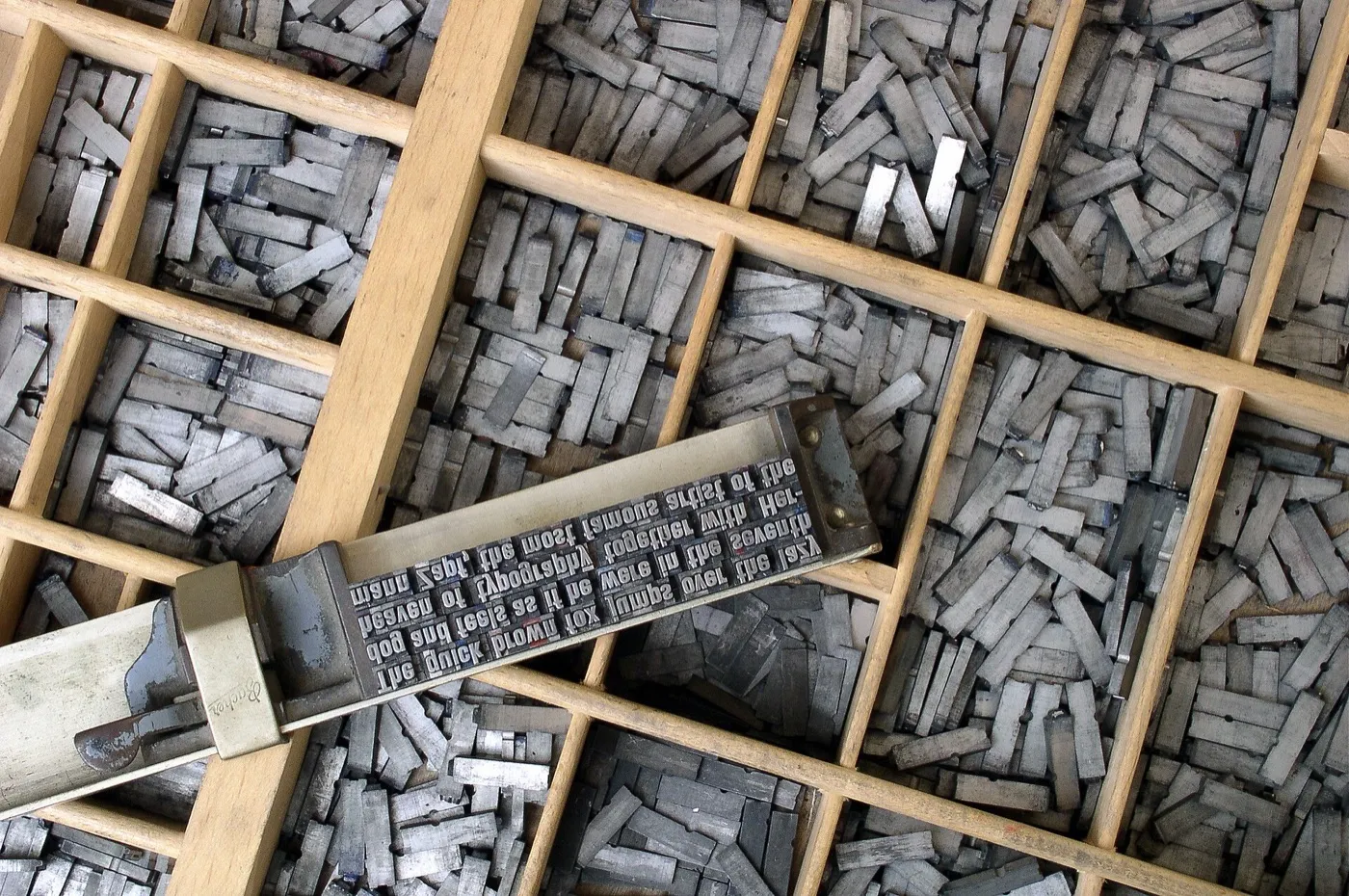 Tipos móviles de metal alineados, con letras en relieve listas para imprimir