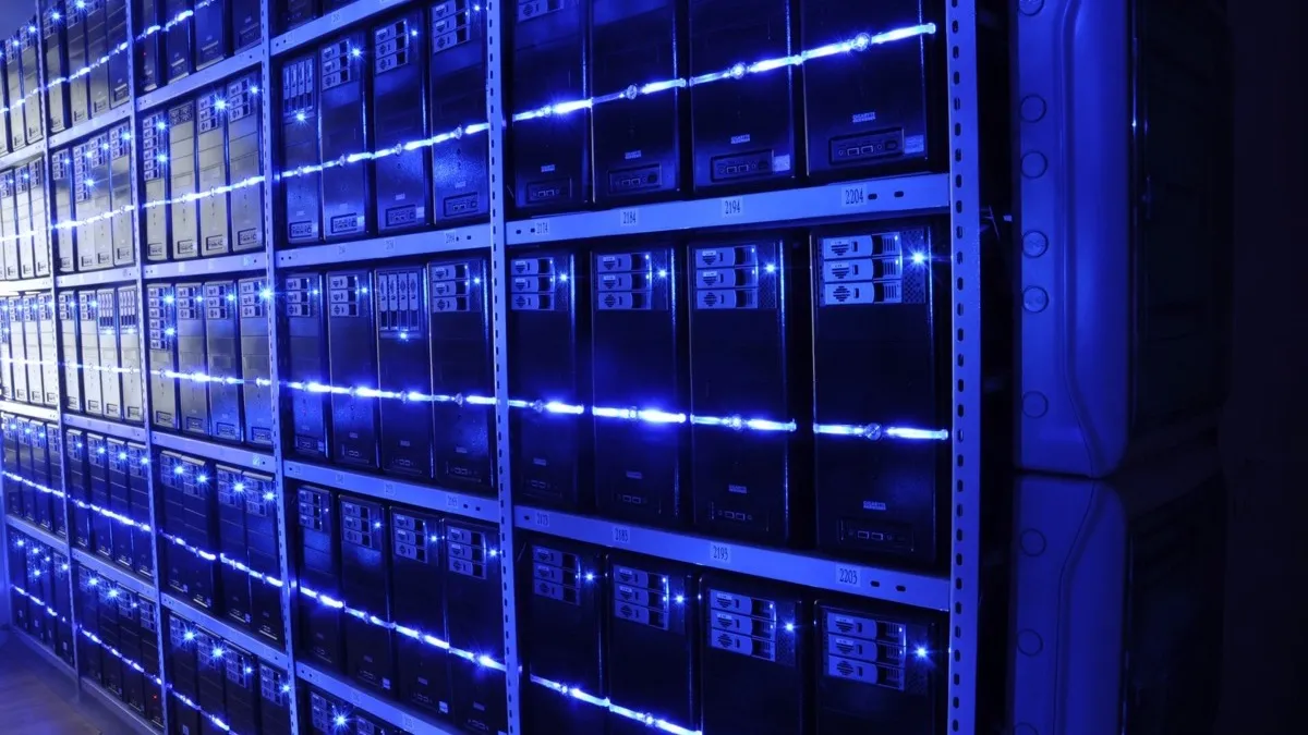 Pasillo de un centro de datos con hileras de racks de servidores a ambos lados