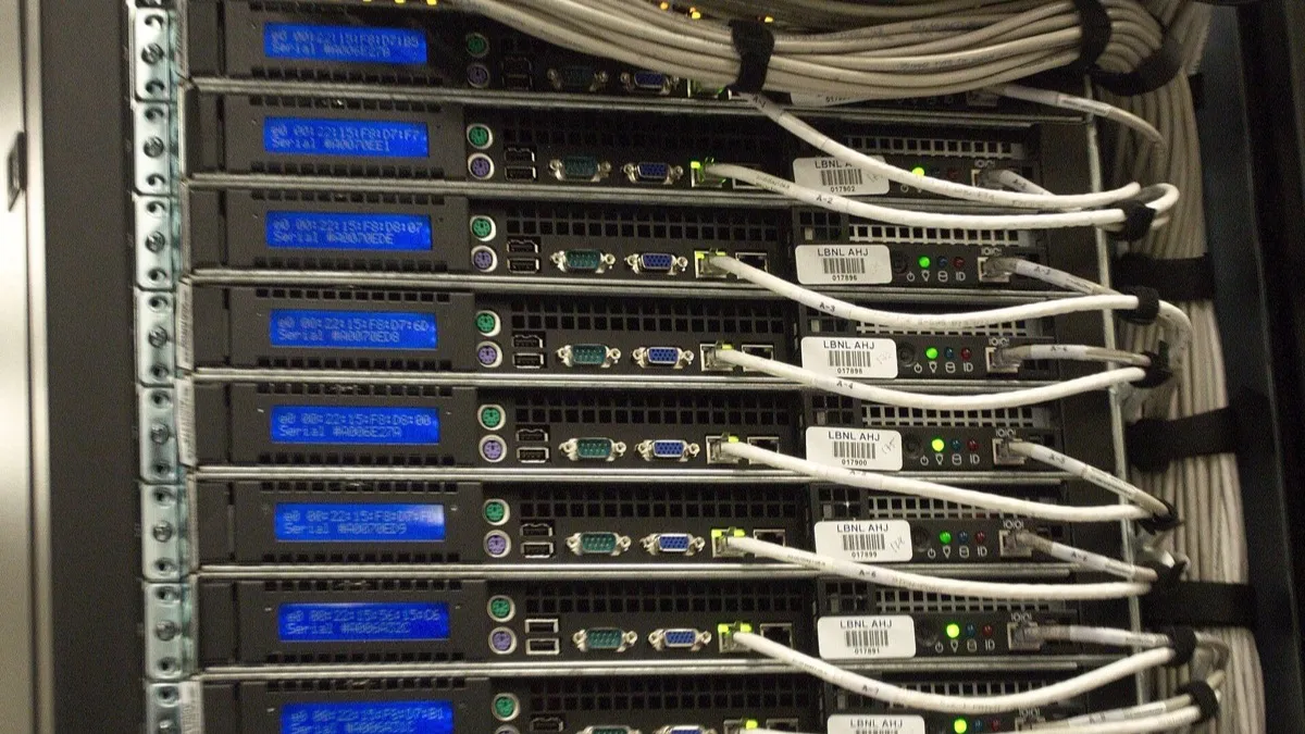 Parte trasera de un rack de servidores con cables de red conectados en un centro de datos