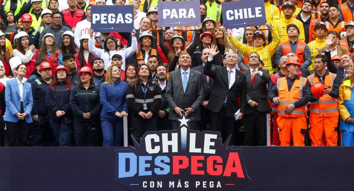Fachada del Palacio de La Moneda, en Santiago, con la bandera de Chile izada y la plaza de la Constitución enrejada en primer plano
