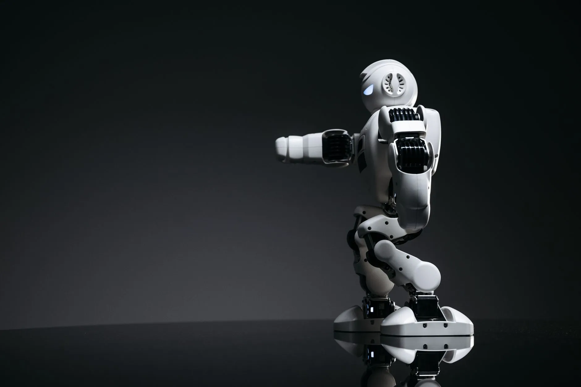 Robot burlándose de nada.