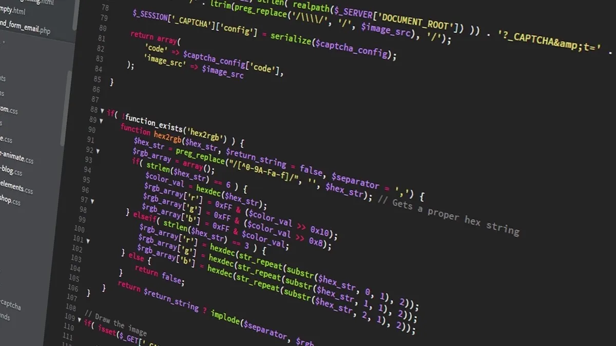 Código escrito en PHP sobre un fondo oscuro en la pantalla de un computador