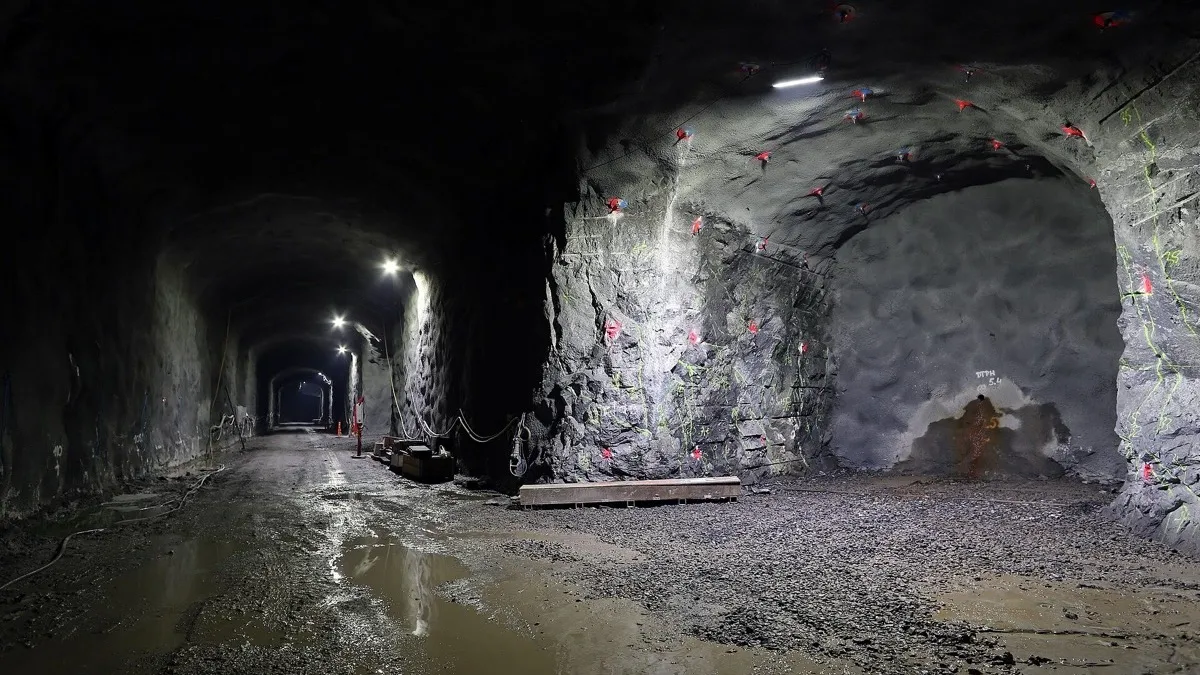 Túnel del repositorio de combustible nuclear gastado Onkalo, excavado en roca en Olkiluoto, Finlandia