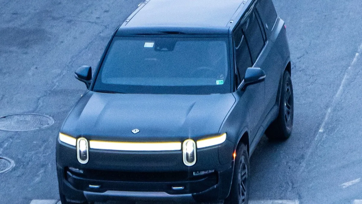 Camioneta eléctrica Rivian R1S estacionada en el área metropolitana de Washington