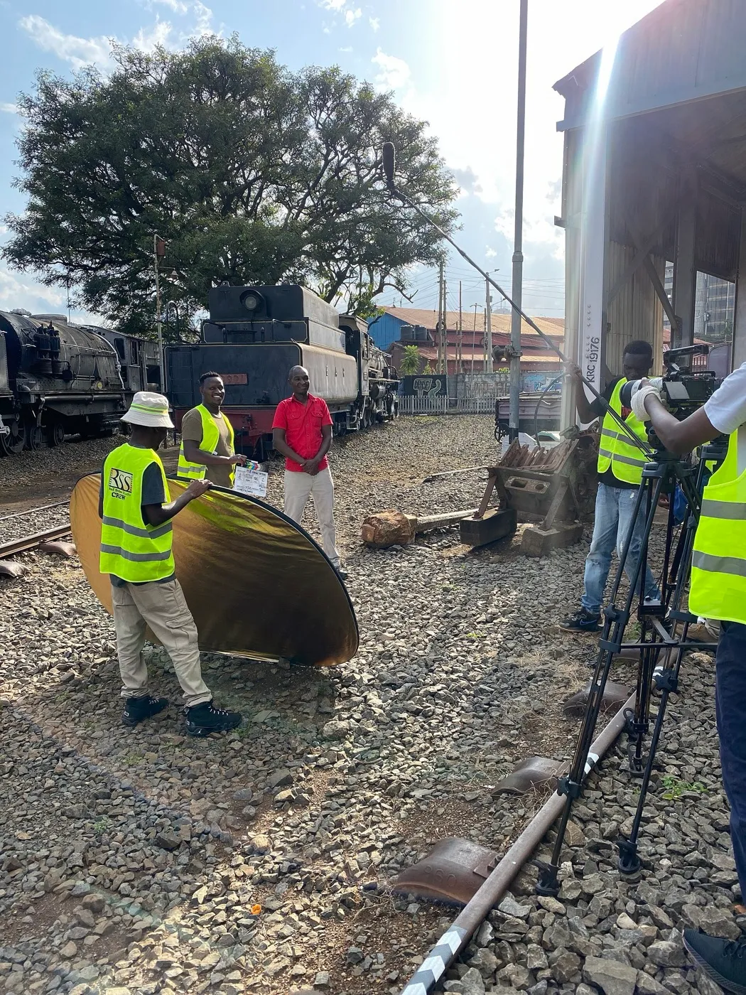 Equipo de filmación trabajando en un set con cámara y luces