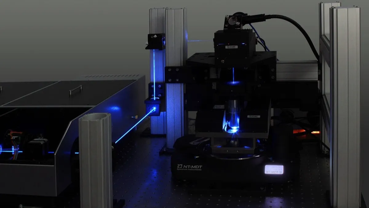 Instrumento de laboratorio que combina un microscopio de fuerza atómica con espectroscopía Raman