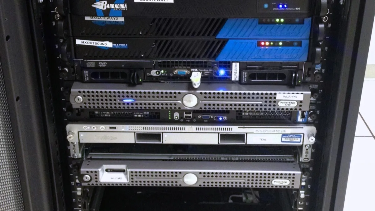 Rack con servidores y equipos de red apilados, con luces de estado encendidas