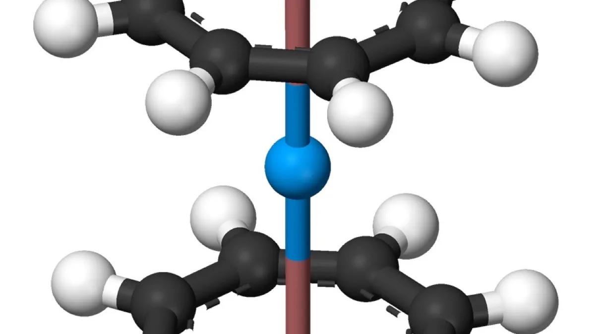 Modelo tridimensional de bolas y varillas del uranoceno, con el átomo de uranio entre dos anillos de carbono