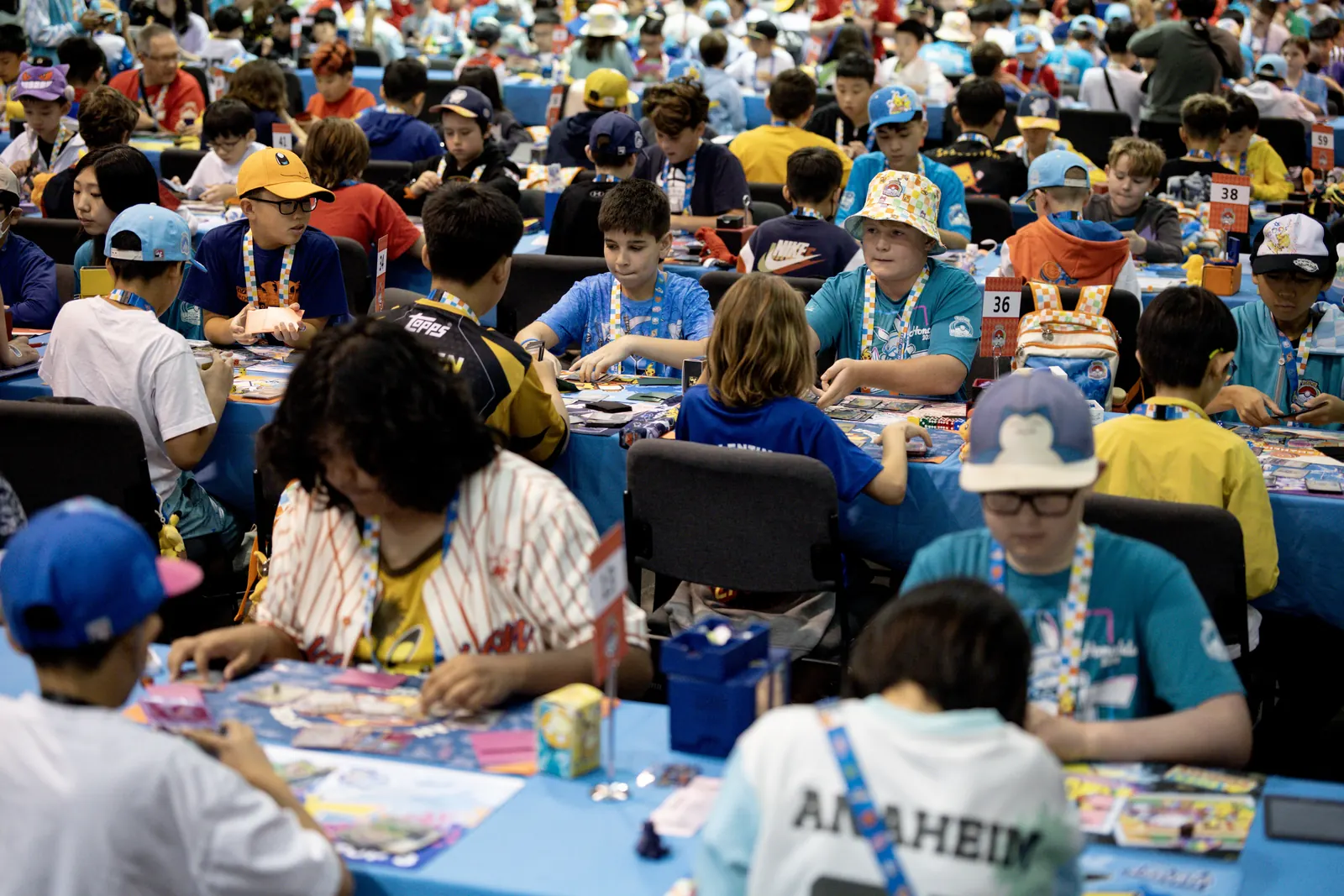Jugadores del torneo de cartas en el Mundial de Pokémon 2025.