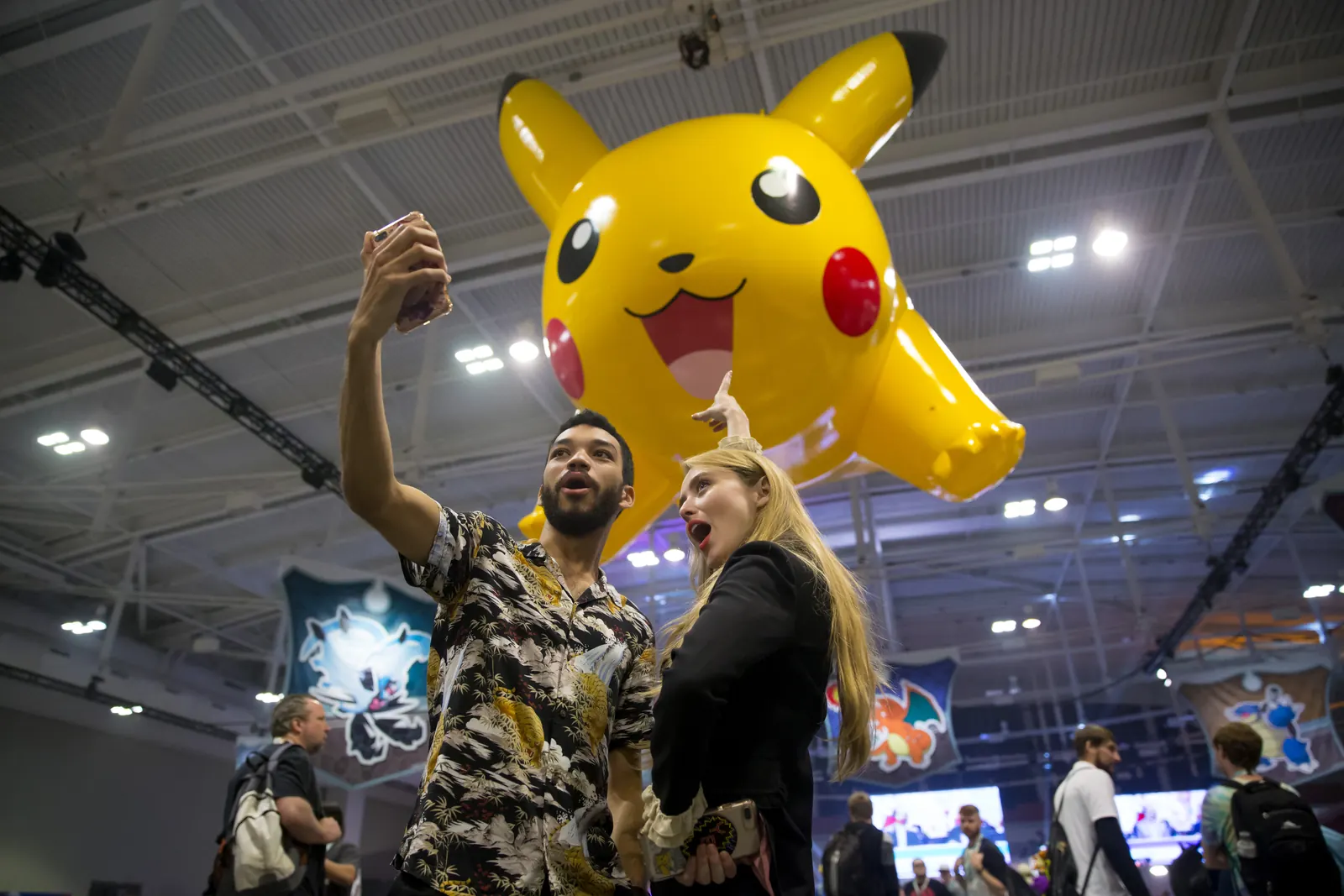 Justice Smith y Kathryn Newton, protagonistas de Detective Pikachu, en el Mundial de Pokémon 2018.
