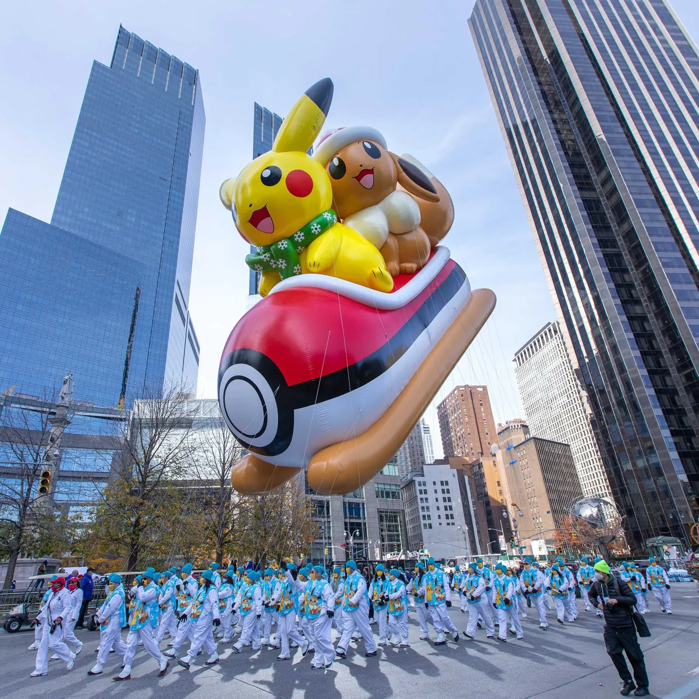 Globo de Pikachu y Eevee en el desfile de Acción de Gracias de Macy's, Nueva York, 2025.
