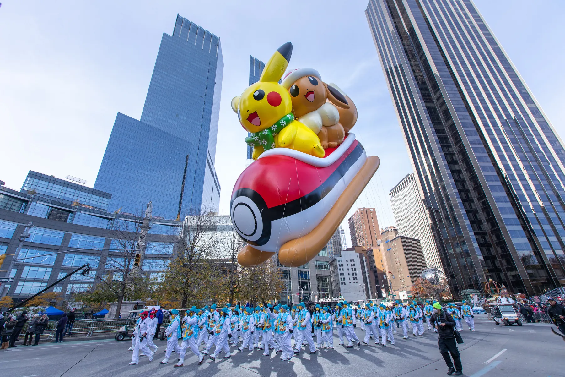 El globo de Pikachu y Eevee entre los rascacielos de Nueva York, 2025.