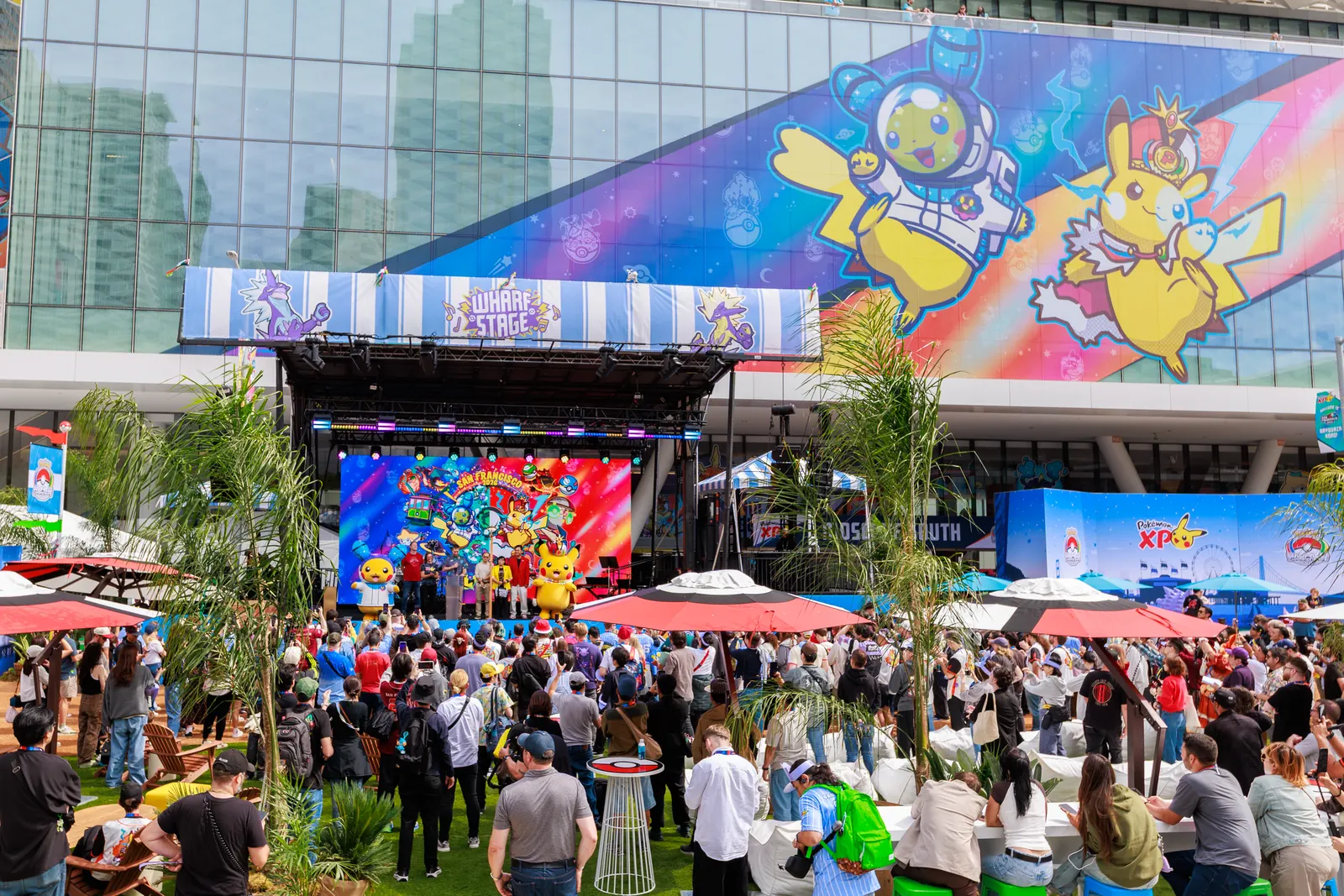 Escenario al aire libre de PokémonXP 2026.